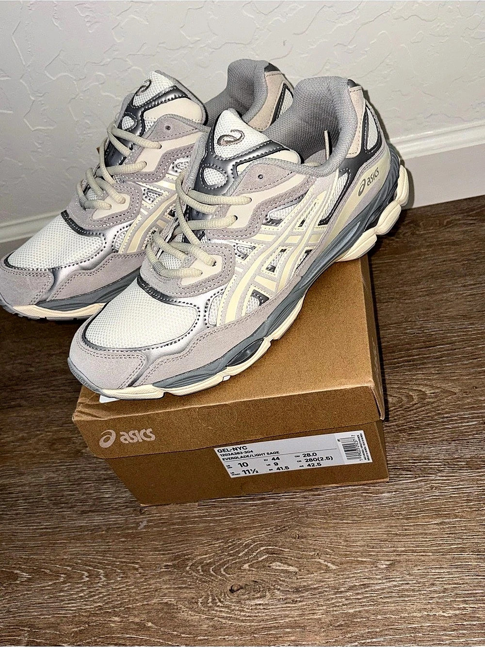ASICS GEL-NYC Sneakers Cream & Gray US 7.5 Like New